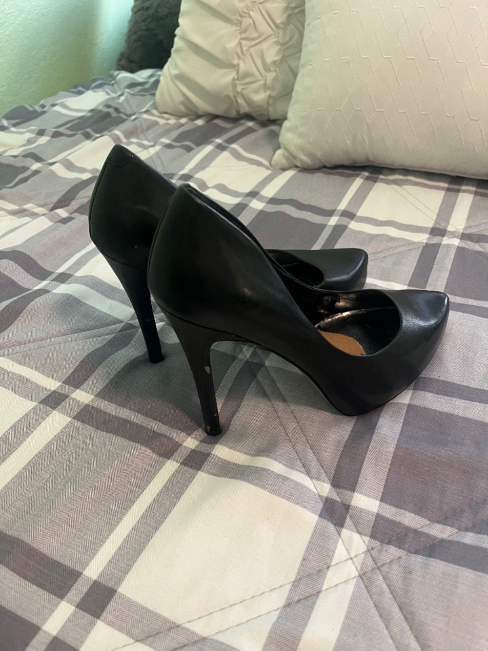 Used Black women’s Jessica Simpson heels/pumps